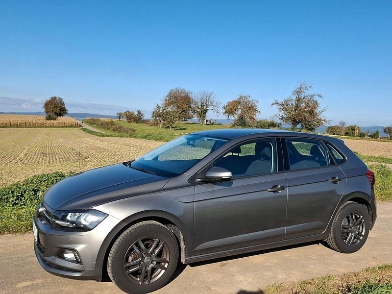 Grau Gebraucht 2018 VW Polo Comfortline Kleinwagen | 15.200 € (Fairer Preis) - Bild 1/4