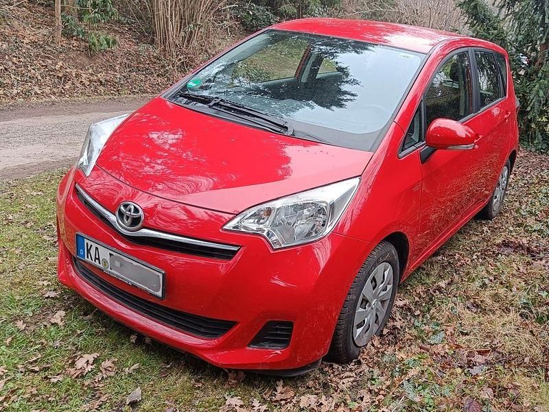 Gebraucht Toyota Verso-S Cool 99 PS (72 kW) 2012 Rot Van / Kleinbus