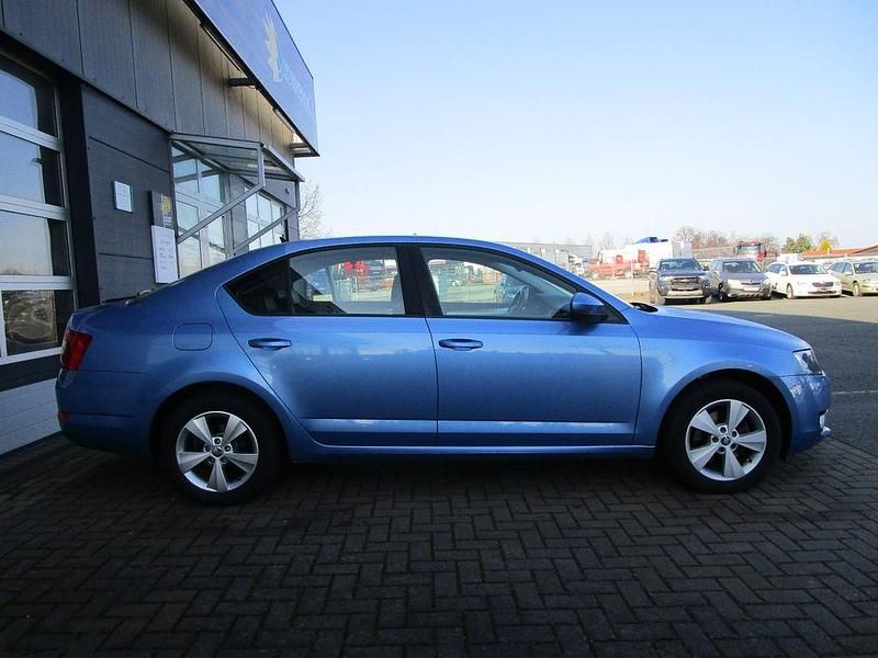 Gebraucht Skoda Octavia Elegance 105 PS (77 kW) 2013 Blau Limousine