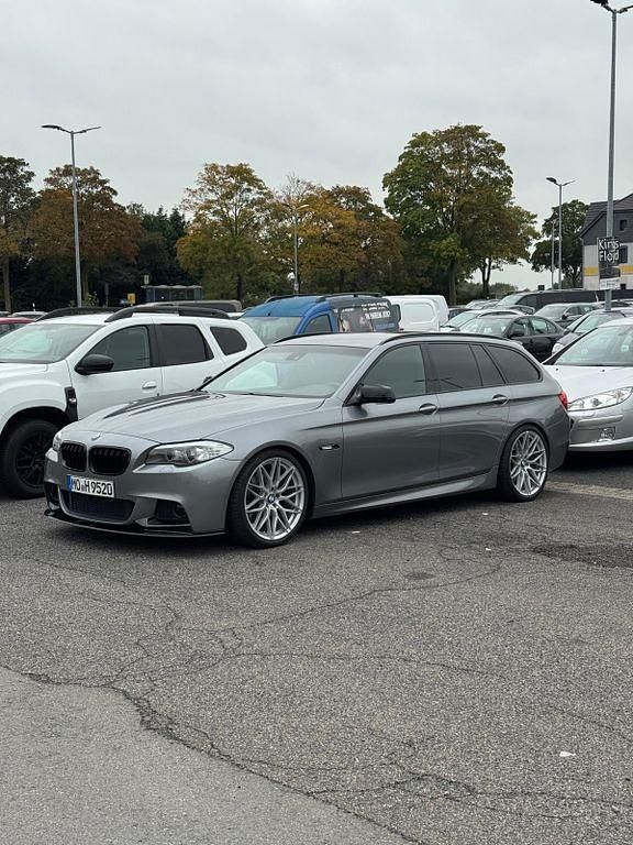 Grau Gebraucht 2012 BMW 520 M Sport Kombi | 17.849 € - Bild 1/4