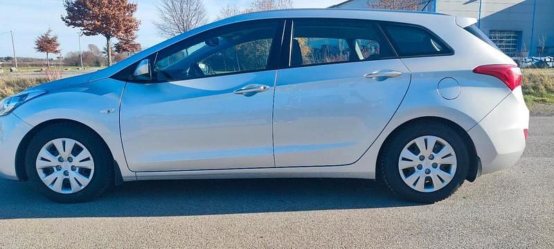 Grau Gebraucht 2013 Hyundai i30 Kombi | 4.800 € (Superpreis) - Bild 1/4