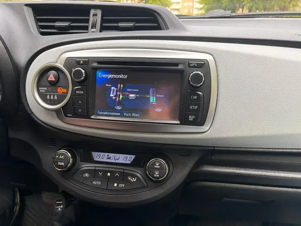 Gebraucht Toyota Yaris 101 PS (74 kW) 2014 Rot Kleinwagen