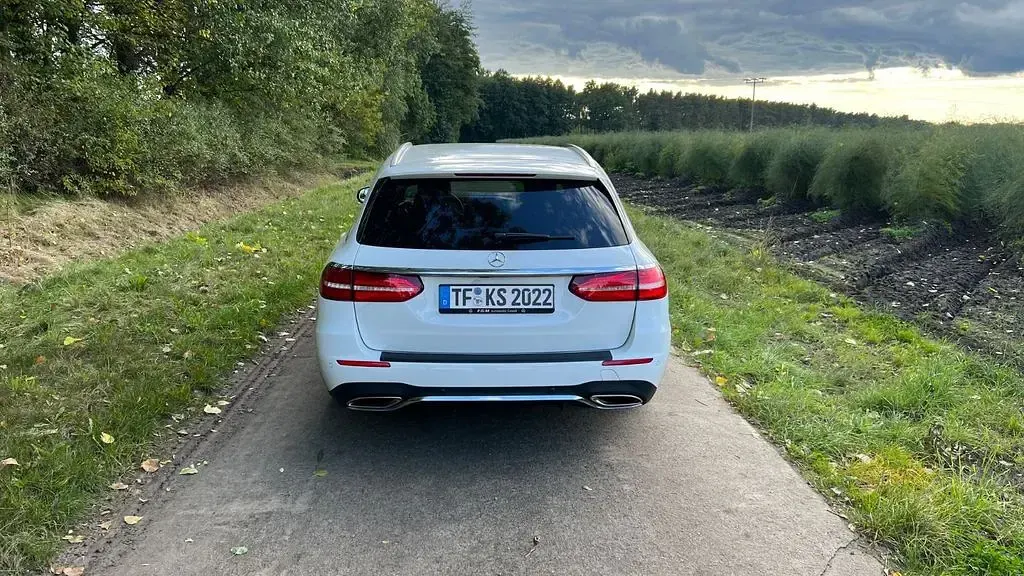 Gebraucht Mercedes E250 211 PS (155 kW) 2017 Weiß Limousine