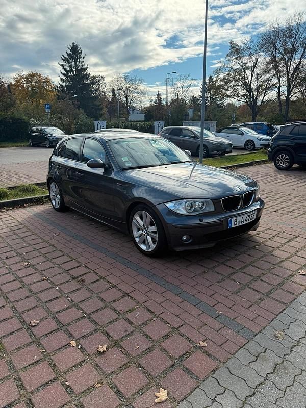Grau Gebraucht 2005 BMW 120 Kleinwagen | 4.600 € (Fairer Preis) - Bild 1/4