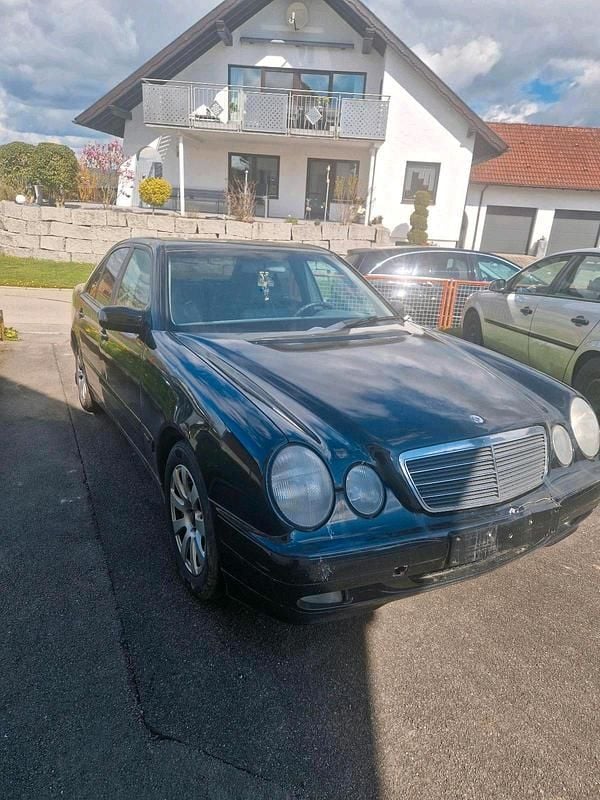 Second-hand Mercedes E220 143 CP (105 kW) 2000 Negru Berlinǎ