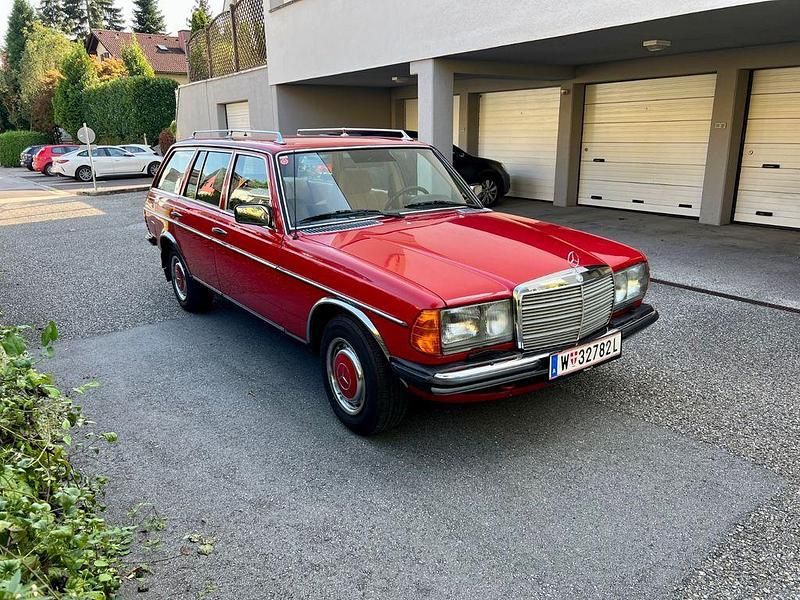 Rot Gebraucht 1980 Mercedes 300 Kombi | 17.500 € - Bild 1/4