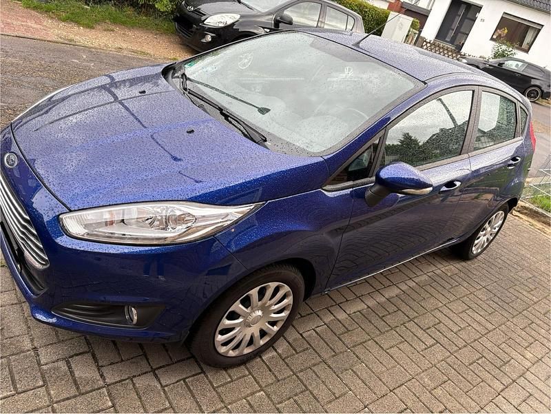 Blau Gebraucht 2016 Ford Fiesta Trend Kleinwagen | 7.490 € (Fairer Preis) - Bild 1/4