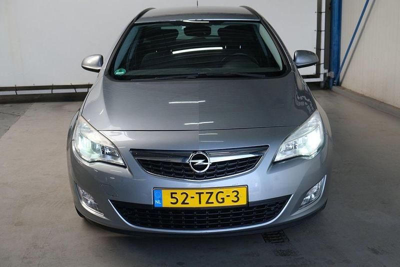 Gebraucht Opel Astra Edition 120 PS (88 kW) 2012 Grau Kombi