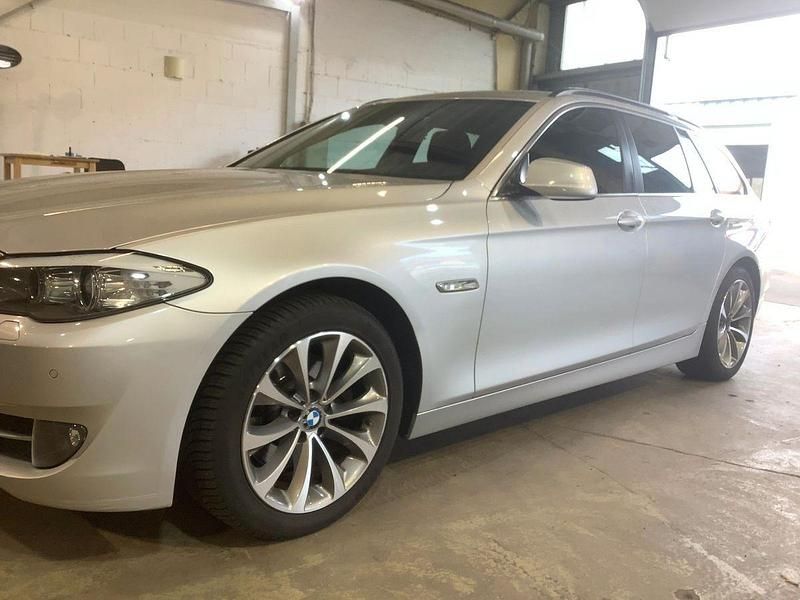 Gebraucht BMW 523 Sport Line 204 PS (150 kW) 2011 Silber Kombi