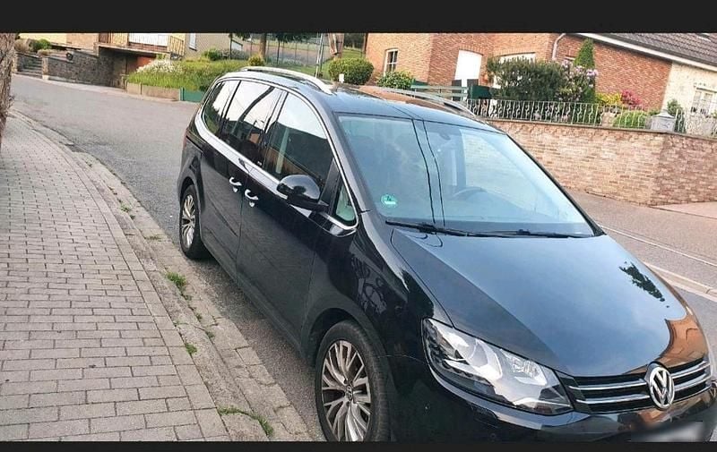 Second-hand VW Sharan 170 CP (125 kW) 2012 Negru Monovolum