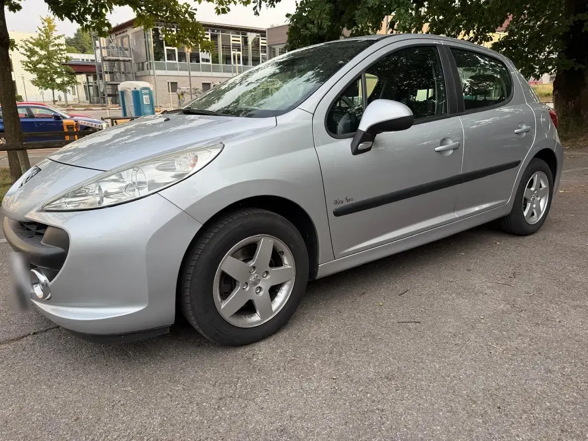 Gebraucht Peugeot 207 90 PS (66 kW) 2009 Silber Kleinwagen