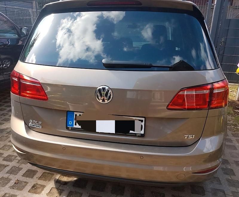 Braun Gebraucht 2017 VW Golf Sportsvan Comfortline Van / Kleinbus | 11.900 € (Superpreis) - Bild 1/3