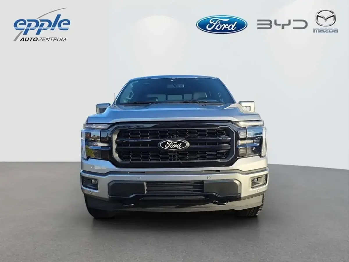 Nowe Ford V8 Lariat 405 KM (297 kW) 2025 Srebrny SUV