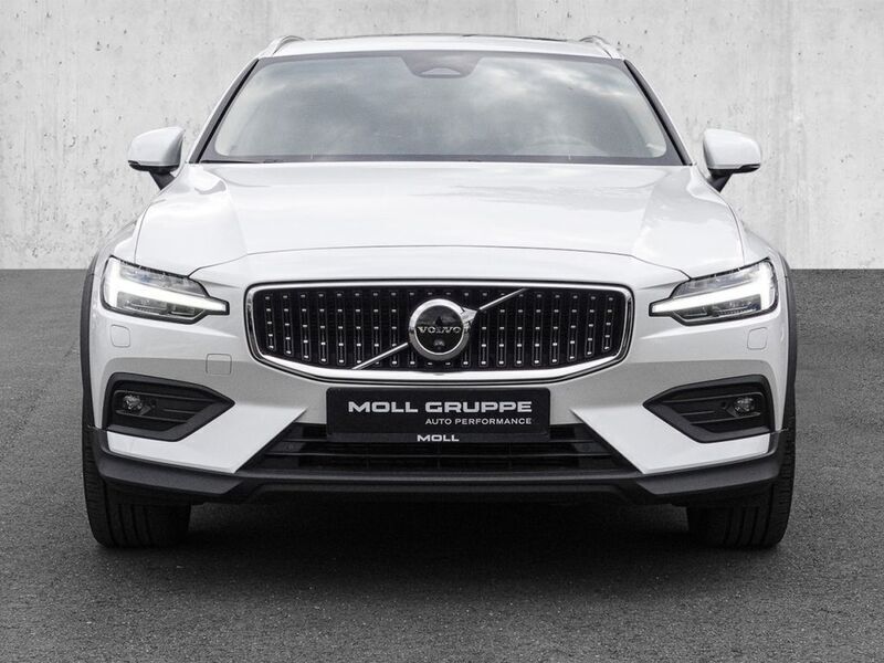 Gebraucht Volvo V60 CC Plus 197 PS (144 kW) 2023 Crystal white pearl / metallic Kombi