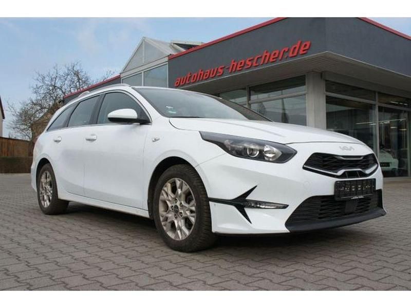 Second-hand Kia Ceed Vision 120 CP (88 kW) 2022 Alb Hatchback