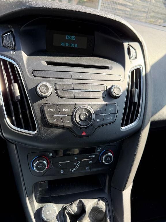 Gebraucht Ford Focus Trend 101 PS (74 kW) 2015 Silber Limousine