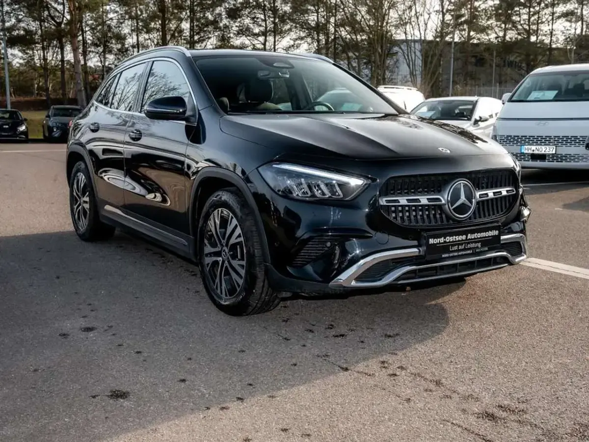 Gebraucht Mercedes GLA200 Progressive 163 PS (119 kW) 2025 Metalliclack kosmosschwarz SUV
