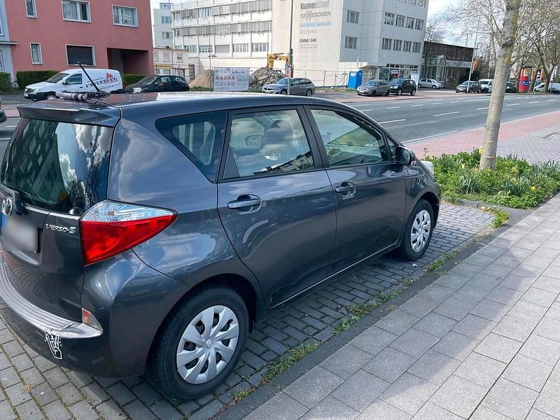 Gebraucht Toyota Verso-S 99 PS (72 kW) 2012 Grau Van / Kleinbus