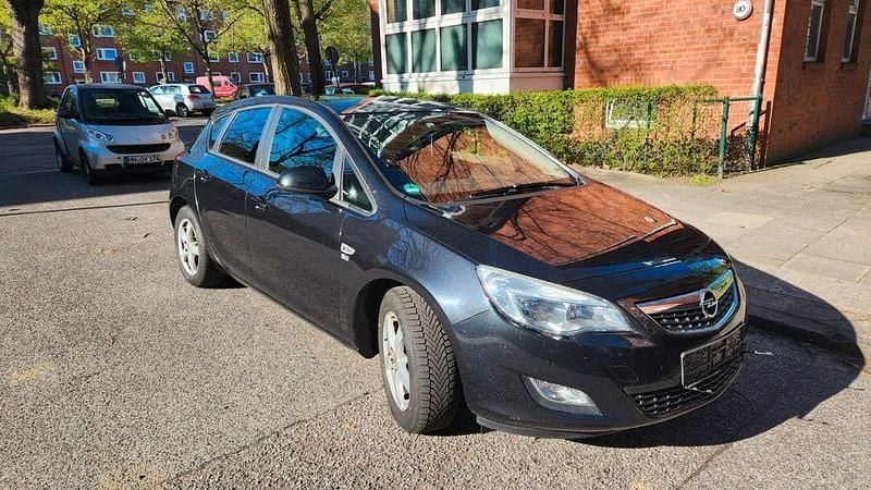 Second-hand Opel Astra 140 CP (102 kW) 2012 Negru Berlinǎ