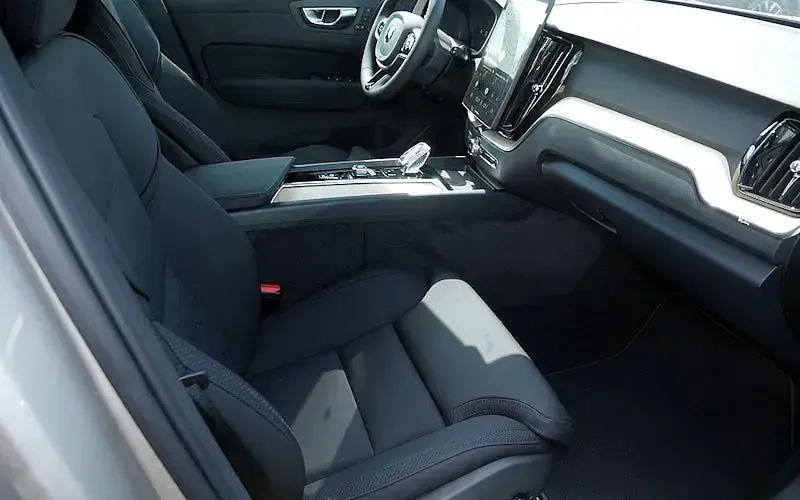 Neu Volvo XC60 Plus 455 PS (334 kW) 2026 Silber SUV