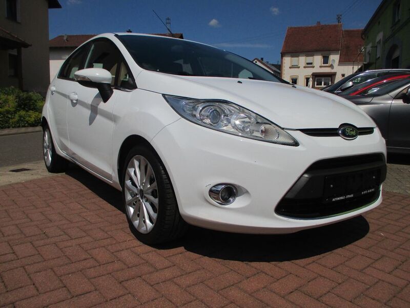 Weiß Gebraucht 2012 Ford Fiesta Titanium Kleinwagen | 6.200 € (Teuer) - Bild 1/4
