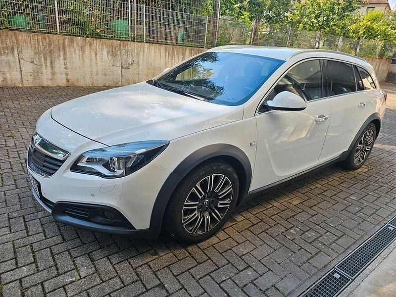 Weiß Gebraucht 2016 Opel Insignia Edition Kombi | 8.900 € (Superpreis) - Bild 1/4