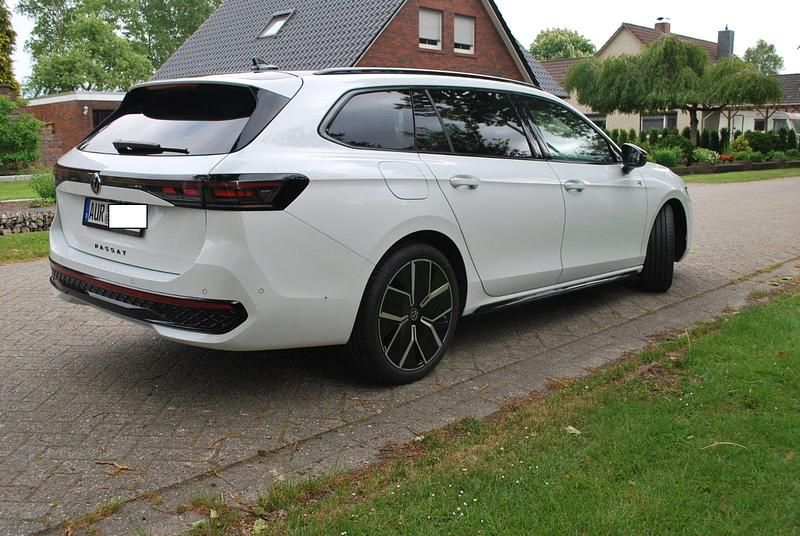 Gebraucht VW Passat R-line 150 PS (110 kW) 2024 Weiß Kombi