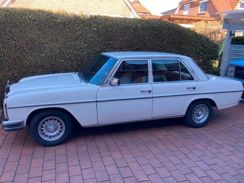 Weiß Gebraucht 1975 Mercedes W115 Limousine | 14.999 € - Bild 1/4