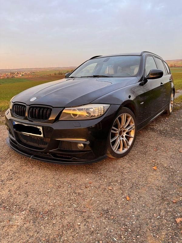 Schwarz Gebraucht 2011 BMW 320 Sport Line Kombi | 8.800 € (Teuer) - Bild 1/4