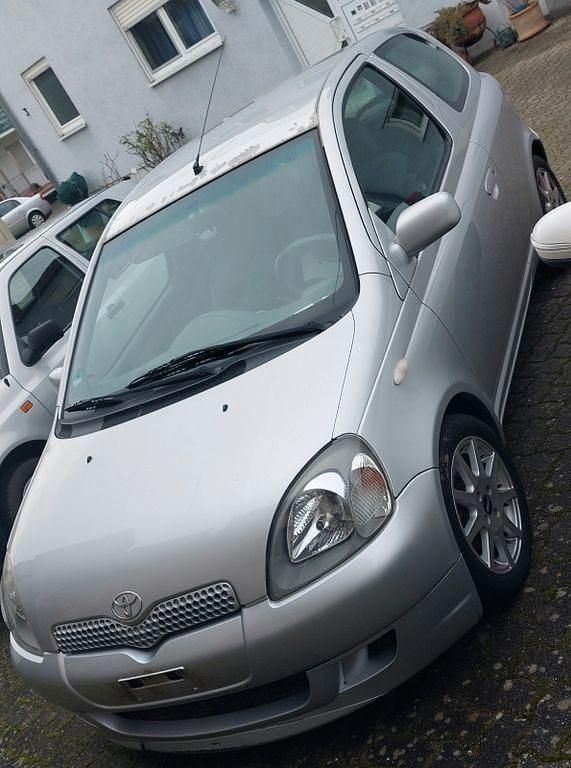 Silber Gebraucht 2002 Toyota Yaris Sport Limousine | 1.500 € (Fairer Preis) - Bild 1/4