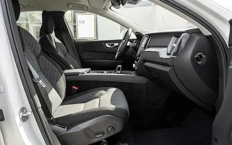 Gebraucht Volvo XC60 Core 197 PS (144 kW) 2024 Weiß SUV