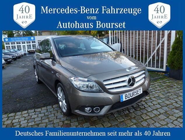 Monolithgrau Gebraucht 2012 Mercedes B200 Van / Kleinbus | 14.900 € (Fairer Preis) - Bild 1/4