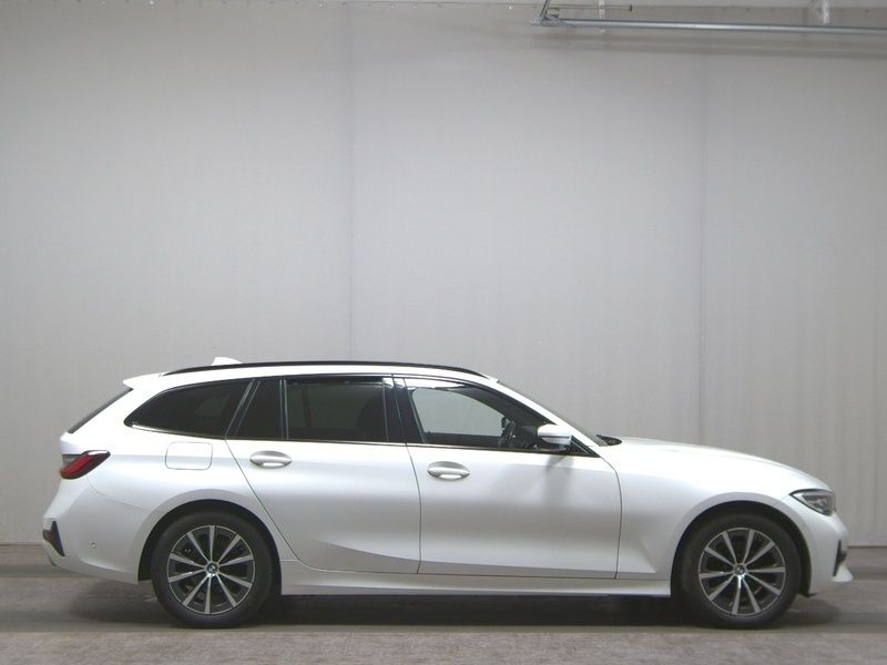 Weiss Gebraucht 2022 BMW 318 Sport Line Kombi | 19.450 € (Guter Preis) - Bild 1/4