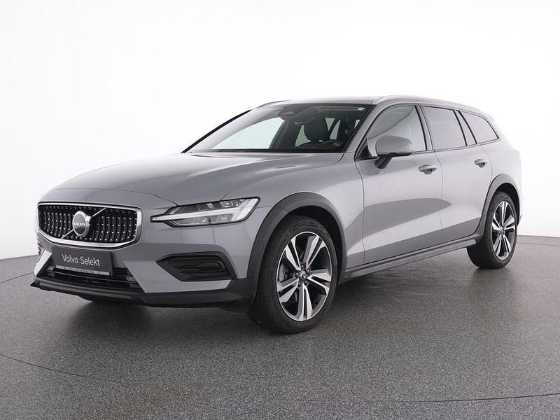 Gebraucht Volvo V60 CC Plus 197 PS (144 kW) 2024 Grau vapour grey / metallic Kombi