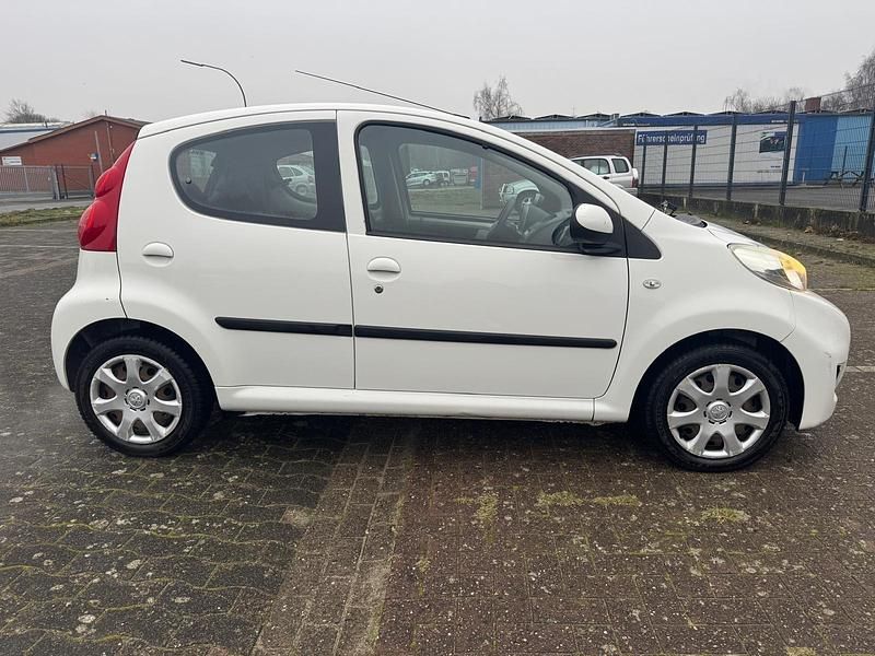 Gebraucht Peugeot 107 Comfort plus 70 PS (51 kW) 2010 Weiß Kleinwagen