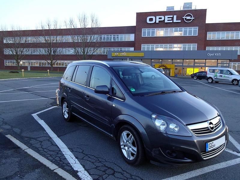 Grau Gebraucht 2012 Opel Zafira Van / Kleinbus | 4.790 € (Fairer Preis) - Bild 1/4