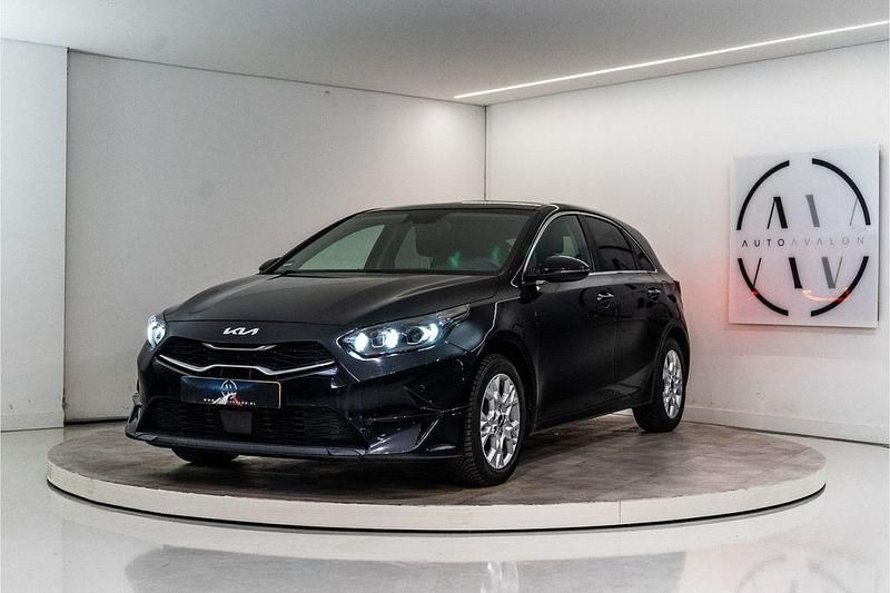 Second-hand Kia Ceed 120 CP (88 kW) 2022 Negru Hatchback