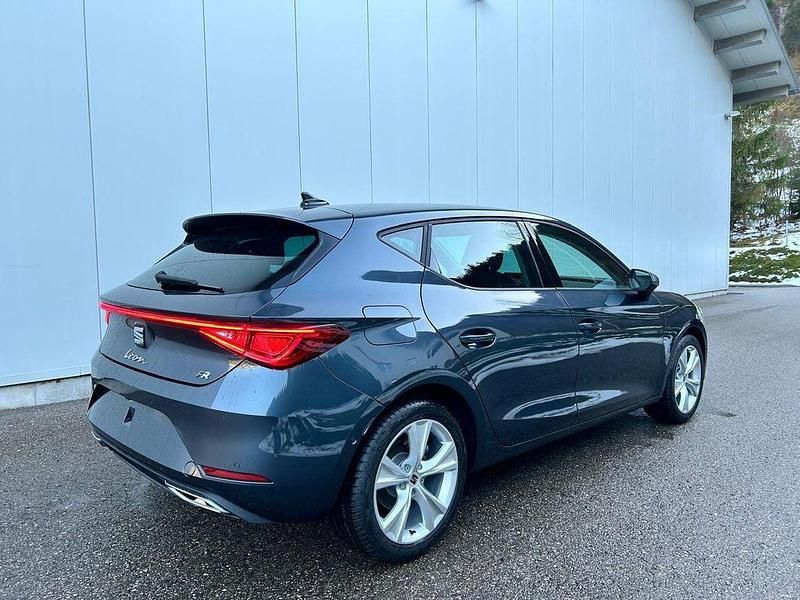 Neu Seat Leon FR 150 PS (110 kW) 2025 Grau Limousine