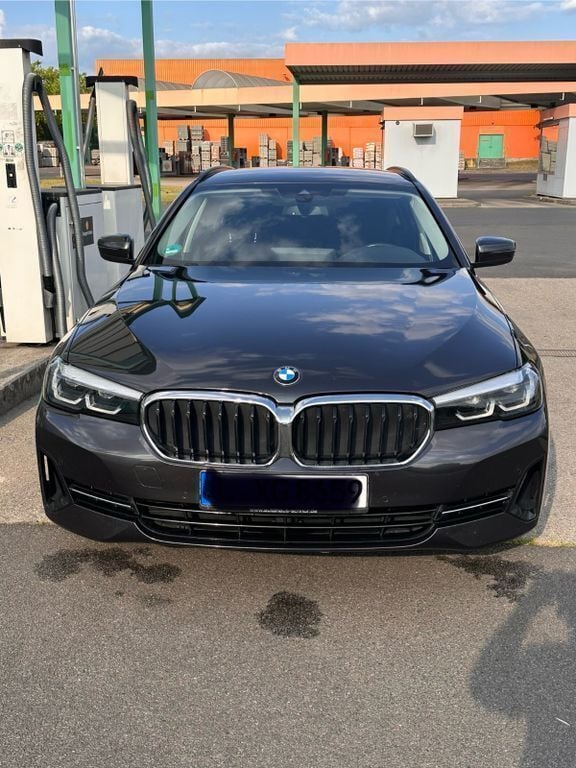Schwarz Gebraucht 2020 BMW 520 Kombi | 29.700 € (Guter Preis) - Bild 1/4