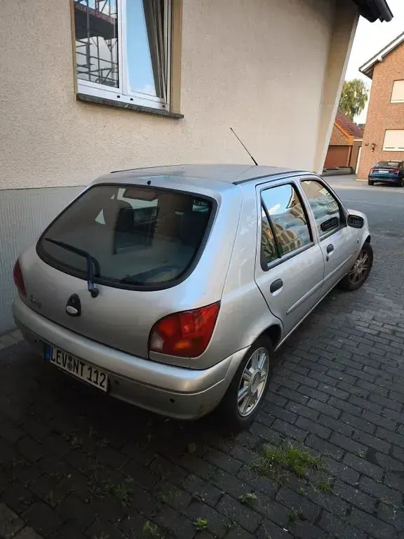Gebraucht Ford Fiesta Ghia 75 PS (55 kW) 2000 Silber Kleinwagen