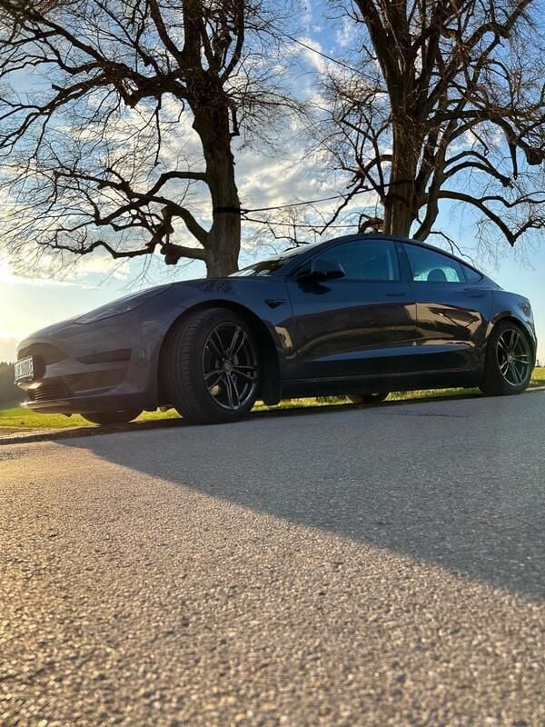 Grau Gebraucht 2022 Tesla Model 3 Standard Range Limousine | 24.998 € (Guter Preis) - Bild 1/4
