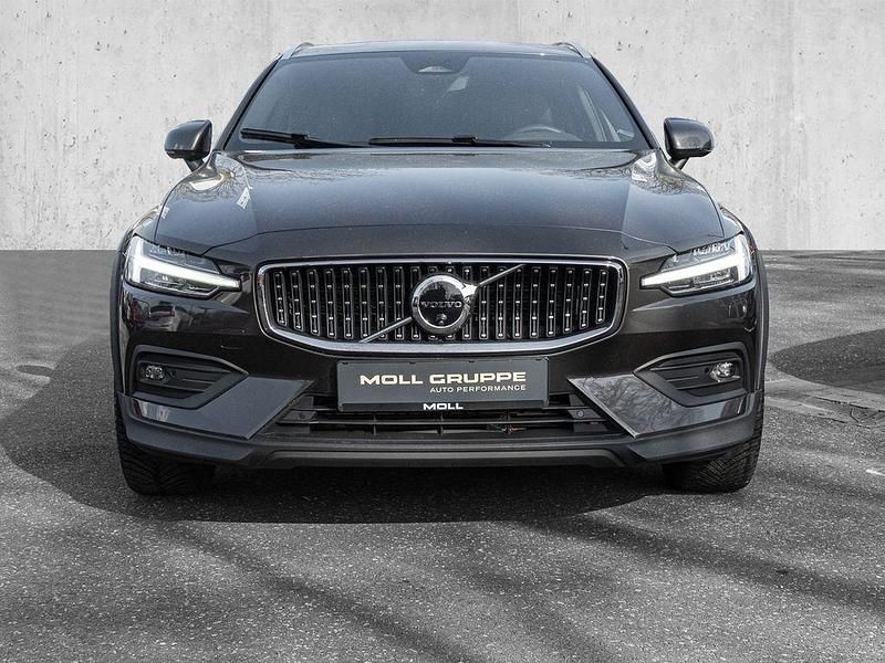 Gebraucht Volvo V60 CC Ultimate 197 PS (144 kW) 2024 Platinum grey / metallic Kombi