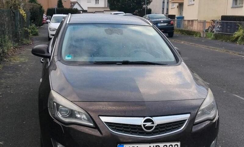 Braun Gebraucht 2011 Opel Astra Kombi | 3.650 € (Guter Preis) - Bild 1/3