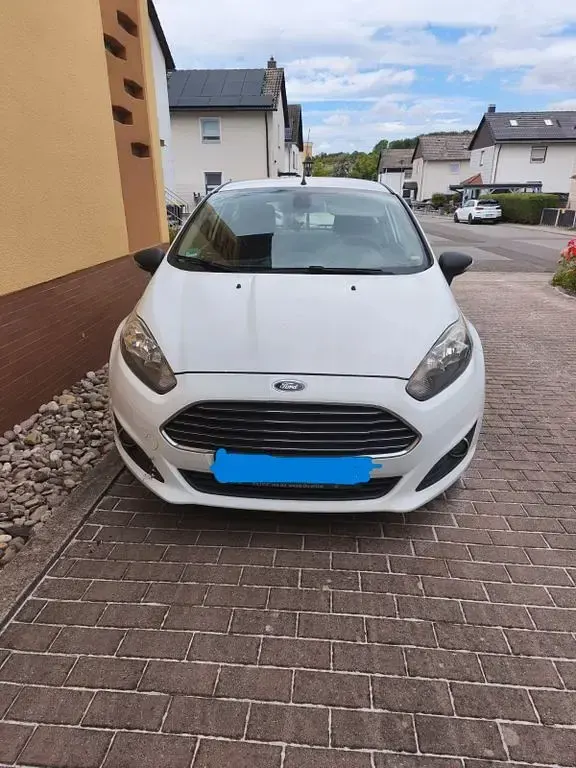 Gebraucht Ford Fiesta 75 PS (55 kW) 2015 Weiß Kleinwagen