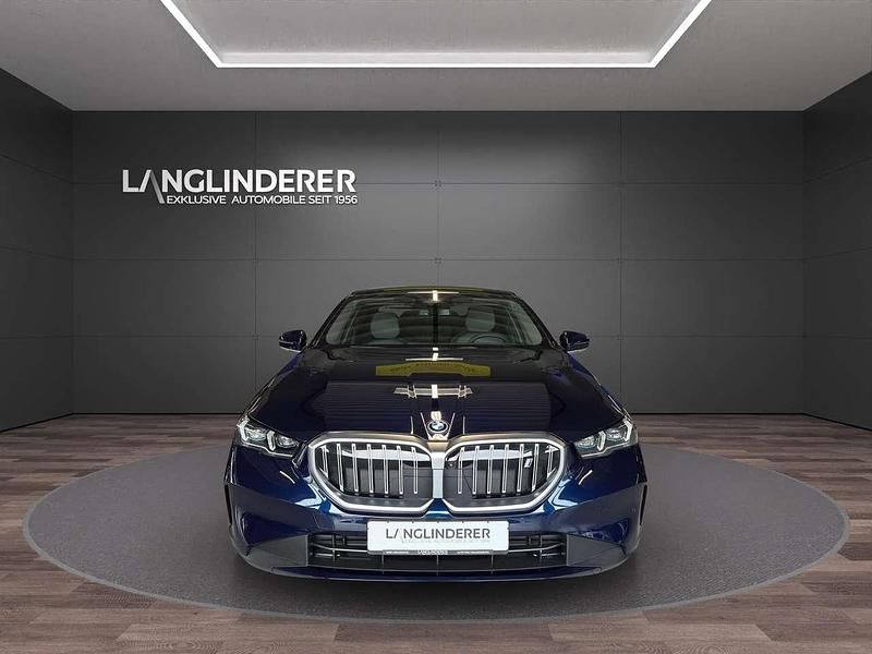 Gebraucht BMW i5 Sport Line 250 kW (340 PS) 2024 Tansanitblau ii metallic Limousine