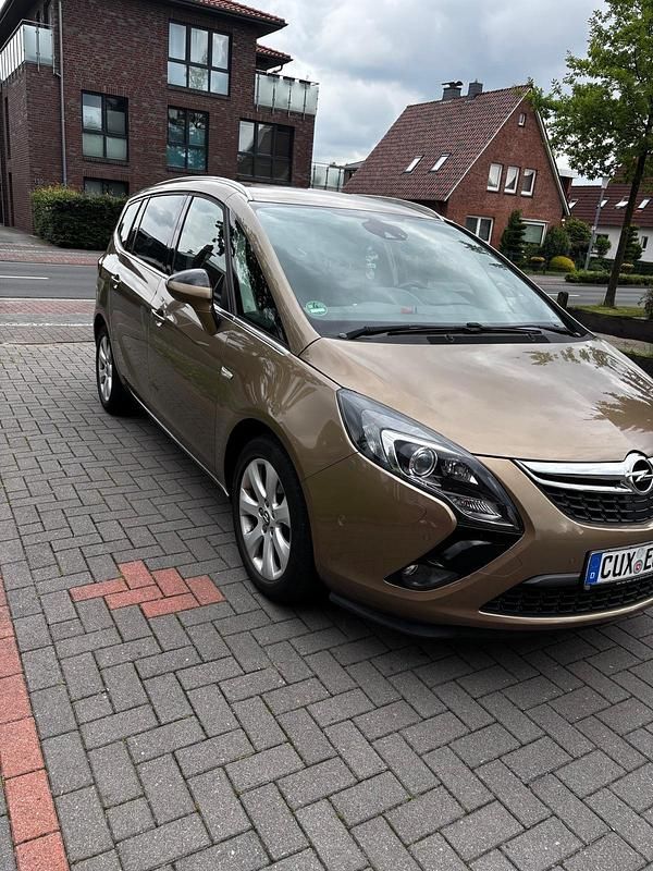 Braun Gebraucht 2014 Opel Zafira Tourer Van / Kleinbus | 11.000 € (Etwas zu teuer) - Bild 1/4