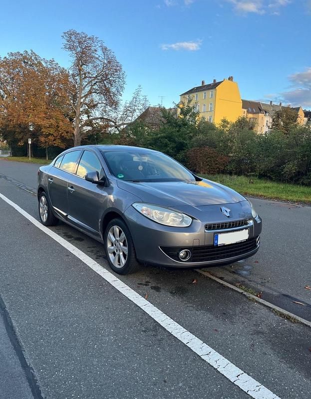 Grau Gebraucht 2011 Renault Fluence Limousine | 3.990 € - Bild 1/4