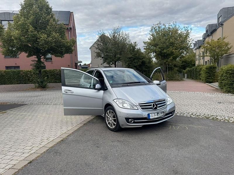 Silber Gebraucht 2012 Mercedes A180 Limousine | 6.600 € (Superpreis) - Bild 1/4
