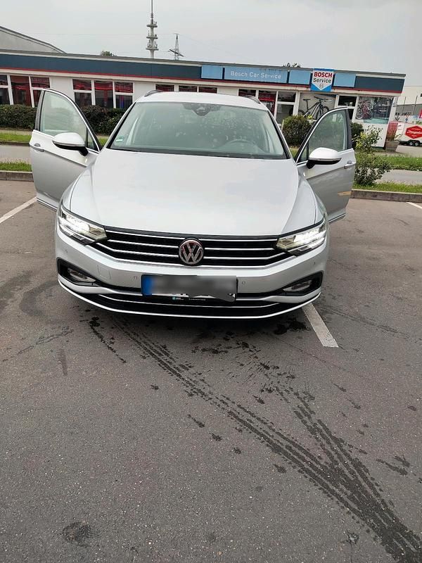 Silber Gebraucht 2019 VW Passat Kombi | 18.000 € (Fairer Preis) - Bild 1/4
