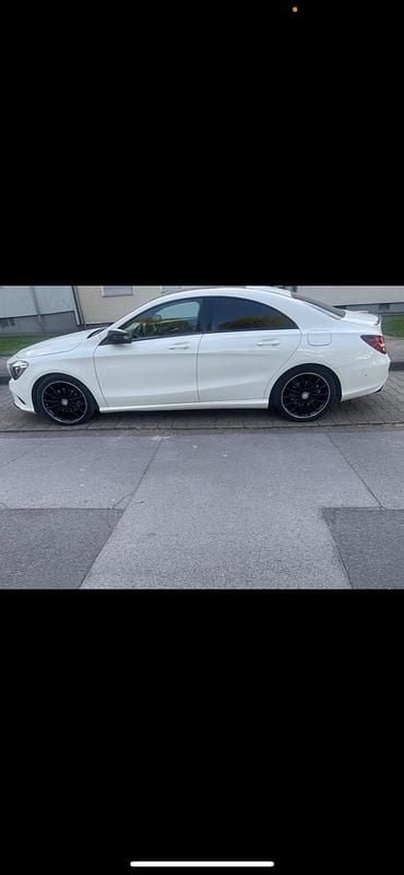 Weiß Gebraucht 2016 Mercedes CLA220 Limousine | 15.000 € (Guter Preis) - Bild 1/4